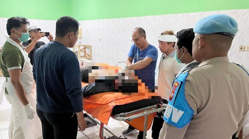 Petugas medis saat melakukan pemeriksaan terhadap Kadek Agus Saputra di RSUD Klungkung, Minggu (9/2/2025). (dok. Polsek Banjarangkan)