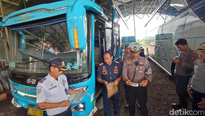 Petugas Polres Ciamis dan Dishub Ciamis memeriksa Bus Pariwisata di PO Bus saat Operasi Keselamatan Lodaya 2025.