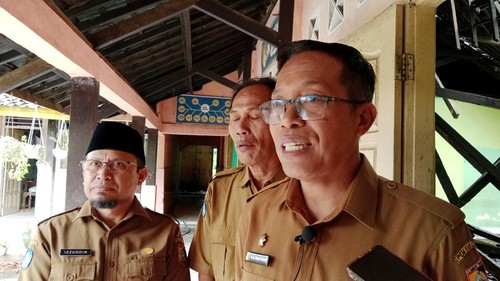 Pj Bupati Lombok Timur, Muhammad Juaini Taofik, mengecek SDN 1 Gereneng, Senin (10/2/2025). Atap ruang kelas SD itu jebol akibat hujan angin. (Sanusi Ardi/detikBali)