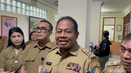 Pj Gubernur Bali Sang Made Mahendra Jaya saat ditemui di Puskesmas I Denpasar Utara, Senin (10/2/2025). (dok. Rizki Setyo)