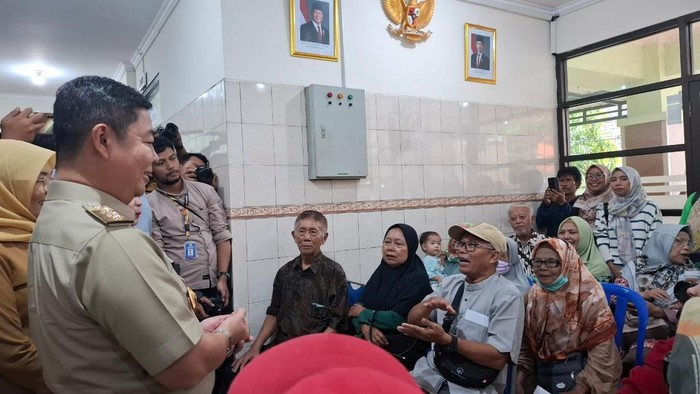 Pj Gubernur Jakarta Teguh saat mengecek program cek kesehatan gratis (Belia/detikcom)