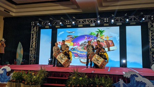 Pj Gubernur NTB Hassanudin bersama Wakil Ketua DPRD NTB, Muzhir, dan Kepala Dinas Pariwisata NTB, Jamaluddin Maladi, meluncurkan Calendar of Event 2025 di Senggigi, Lombok Barat, Senin malam (10/2/2025). (Ahmad Viqi/detikBali)