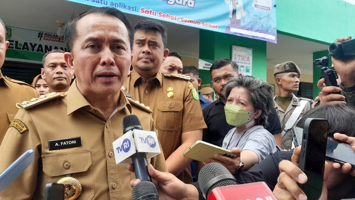 Pj Gubsu Agus Fatoni meninjau pelaksanaan cek kesehatan gratis di Puskesmas PB Selayang II, Kota Medan (Nizar Aldi/detikSumut)
