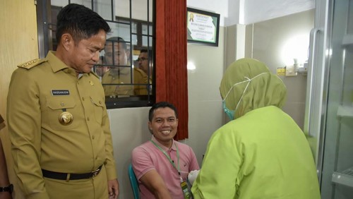 Pj Gubernur NTB memantau program PKG di UPT Puskesmas Perampuan, Kecamatan Labuapi, Lombok Barat. Foto: Kominfo NTB.