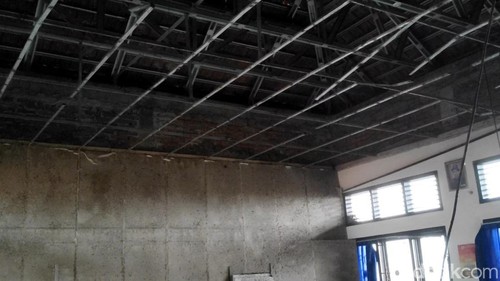 Plafon ruang belajar di SDN 1 Munggu, Mengwi, Badung yang ambruk diduga dampak hujan dan angin kencang pada Minggu (9/2/2025). (Agus Eka)