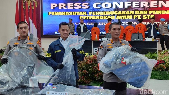 Polda Banten menangkap 11 tersangka kasus pembakaran kandang ternak ayam milik PT di Serang.