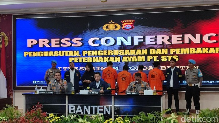Polda Banten menangkap 11 tersangka kasus pembakaran kandang ternak ayam milik PT di Serang.