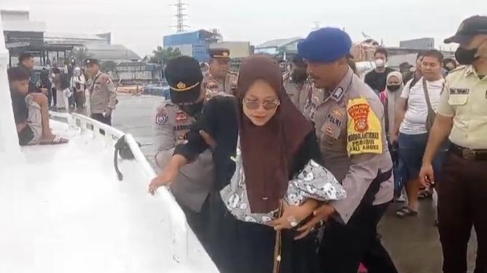 Polisi bantu ibu yang baru lahiran naik ke kapal di Pelabuhan Muara Angke