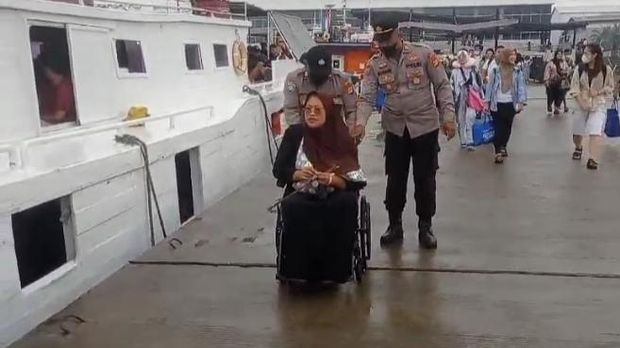 Polisi bantu ibu yang baru lahiran naik ke kapal di Pelabuhan Muara Angke