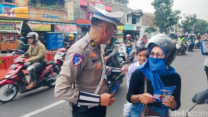 Polisi berhentikan pengendara motor yang membonceng anak tak pakai helm