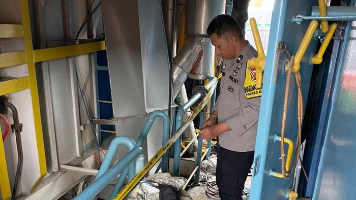 Polisi mengamankan TKP meledaknya galangan kapal di Konawe Selatan.
