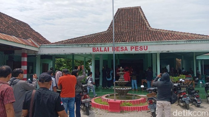Polisi menjaga Kantor Desa Pesu, Magetan buntut kasus Bitner gugat penjual sayur