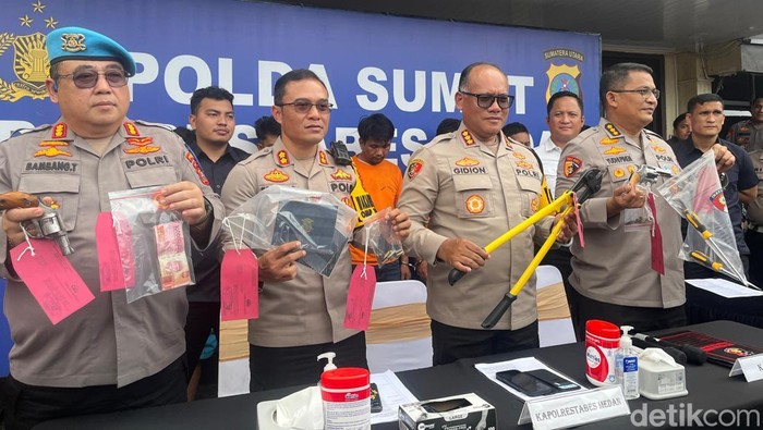 Polrestabes Medan saat merilis kasus perampokan rumah mewah di Deli Serdang. (Finta Rahyuni/detikcom)