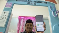 Warga menunjukkan aplikasi Satu Sehat Mobile untuk pemeriksaan kesehatan gratis di UPTD Puskesmas Puter, Bandung, Jawa Barat, Senin (10/2/2025). Pemerintah Indonesia mulai meluncurkan program Pemeriksaan Kesehatan Gratis bagi warga yang berulang tahun serentak di seluruh puskesmas dan klinik yang bekerja sama dengan BPJS Kesehatan untuk layanan pemeriksaan mata, TB, jantung hingga kanker. ANTARA FOTO/Novrian Arbi  
