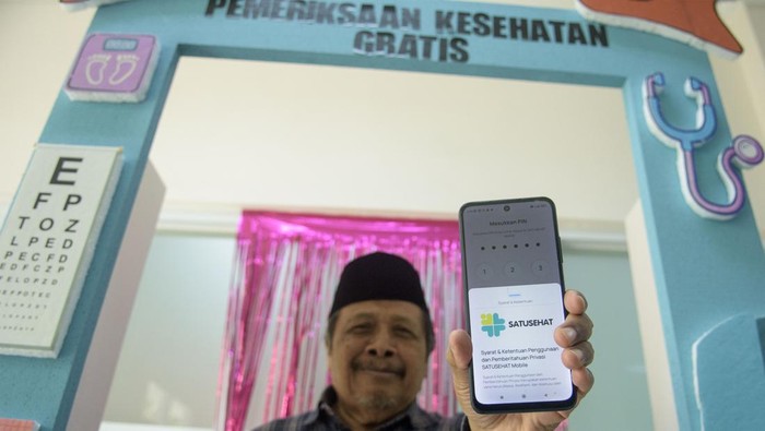 Warga menunjukkan aplikasi Satu Sehat Mobile untuk pemeriksaan kesehatan gratis di UPTD Puskesmas Puter, Bandung, Jawa Barat, Senin (10/2/2025). Pemerintah Indonesia mulai meluncurkan program Pemeriksaan Kesehatan Gratis bagi warga yang berulang tahun serentak di seluruh puskesmas dan klinik yang bekerja sama dengan BPJS Kesehatan untuk layanan pemeriksaan mata, TB, jantung hingga kanker. ANTARA FOTO/Novrian Arbi/tom.