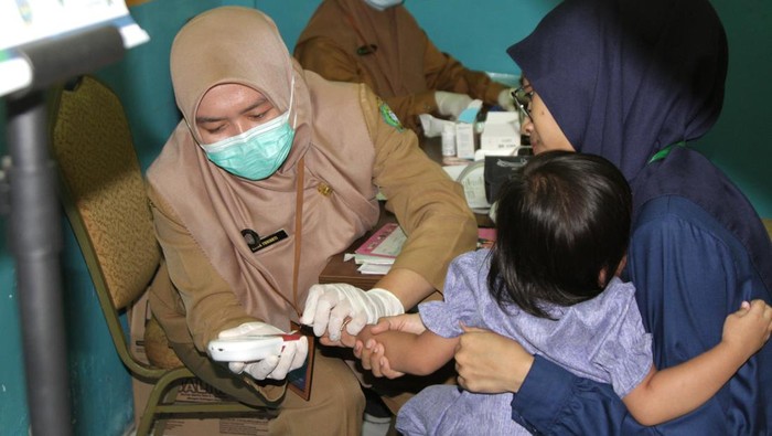 Petugas medis melakukan pemeriksaan kesehatan seorang pasien anak saat pelaksanaan program Pemeriksaan Kesehatan Gratis di Puskesmas Taman, Sidoarjo, Jawa Timur, Senin (10/2/2025). Pemerintah telah meluncurkan program Pemeriksaan Kesehatan Gratis mulai Februari 2025 yang bertujuan untuk mendeteksi dini berbagai penyakit dan meningkatkan kualitas kesehatan masyarakat dengan alokasi anggaran Rp4,7 triliun. ANTARA FOTO/Umarul Faruq/tom.