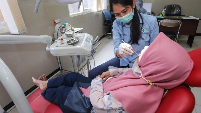 Petugas medis memeriksa gigi pasien saat pelaksanaan program Pemeriksaan Kesehatan Gratis (PKG) di Puskesmas Menganti, Gresik, Jawa Timur, Senin (10/2/2025). Program PKG yang dimulai serentak pada 10 Februari 2025 di 10.200 Puskesmas di seluruh Indonesia tersebut bertujuan untuk meningkatkan kualitas kesehatan masyarakat Indonesia dan mengurangi beban penyakit yang dapat dicegah. ANTARA FOTO/Rizal Hanafi/YU