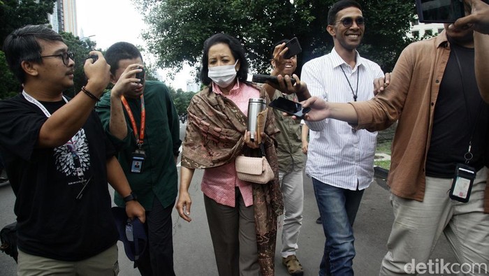 Potret Eks Menteri BUMN Rini Soemarno Diperiksa KPK Menteri BUMN 2009-2014, Rini Soemarno bergegas meninggalkan gedung KPK, Jakarta, Senin (10/2/2025) usai diperiksa penyidik. Rini Soemarno diperiksa sebagai saksi dalam kasus dugaan korupsi kerja sama jual beli gas antara PT PGN dan PT Inti Alasindo Energi (IAE).