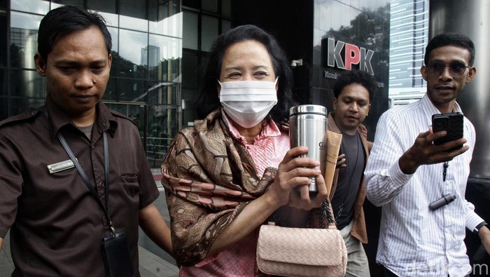 Potret Eks Menteri BUMN Rini Soemarno Diperiksa KPK Menteri BUMN 2009-2014, Rini Soemarno bergegas meninggalkan gedung KPK, Jakarta, Senin (10/2/2025) usai diperiksa penyidik. Rini Soemarno diperiksa sebagai saksi dalam kasus dugaan korupsi kerja sama jual beli gas antara PT PGN dan PT Inti Alasindo Energi (IAE).