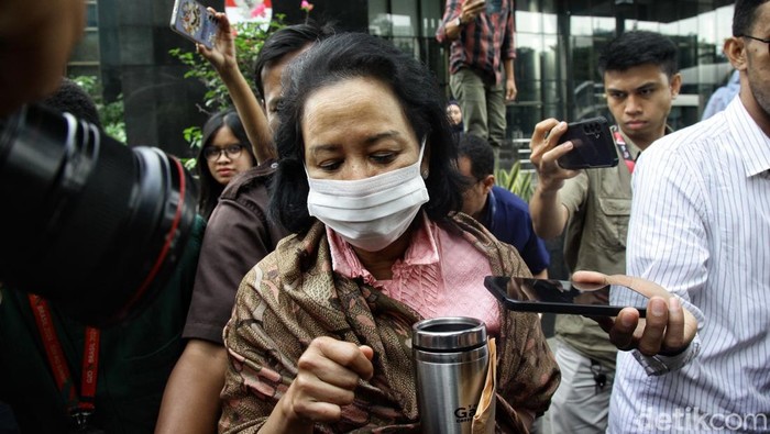 Potret Eks Menteri BUMN Rini Soemarno Diperiksa KPK Menteri BUMN 2009-2014, Rini Soemarno bergegas meninggalkan gedung KPK, Jakarta, Senin (10/2/2025) usai diperiksa penyidik. Rini Soemarno diperiksa sebagai saksi dalam kasus dugaan korupsi kerja sama jual beli gas antara PT PGN dan PT Inti Alasindo Energi (IAE).