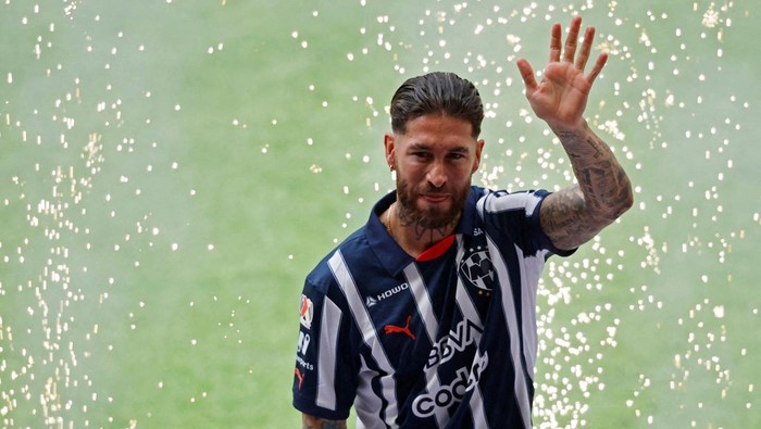 Soccer Football - Sergio Ramos is unveiled as new Monterrey player - Estadio BBVA, Monterrey, Mexico - February 9, 2025 New Monterrey player Sergio Ramos on the pitch waves to fans REUTERS/Daniel Becerril     TPX IMAGES OF THE DAY