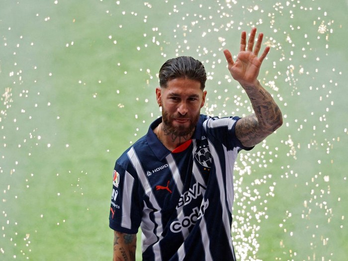 Soccer Football - Sergio Ramos is unveiled as new Monterrey player - Estadio BBVA, Monterrey, Mexico - February 9, 2025 New Monterrey player Sergio Ramos on the pitch waves to fans REUTERS/Daniel Becerril     TPX IMAGES OF THE DAY