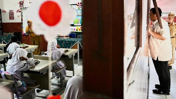 Prabowo tengok makan bergizi gratis di SDN Bogor