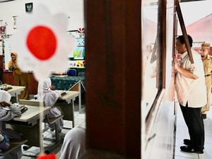 Prabowo Tengok MBG di SDN Bogor, Intip Siswa Belajar dari Jendela