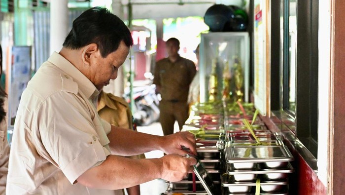 Presiden Prabowo Subianto kembali meninjau pelaksanaan Makan Bergizi Gratis (MBG). Kali ini hal itu dilakukan di Bogor, tepatnya di SDN Kedung Jaya 1 Bogor, Kota Bogor.