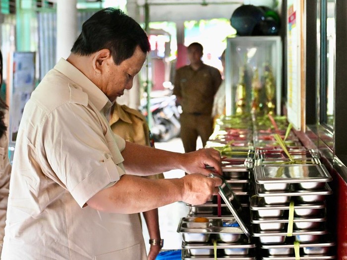 Prabowo Tinjau Makan Bergizi Gratis di Bogor Presiden Prabowo Subianto kembali meninjau pelaksanaan Makan Bergizi Gratis (MBG). Kali ini hal itu dilakukan di Bogor, tepatnya di SDN Kedung Jaya 1 Bogor, Kota Bogor.
