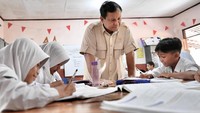 Orang nomor satu di Indonesia itu kemudian memasuki beberapa ruang kelas untuk menyaksikan proses distribusi makanan kepada para siswa. Tidak hanya meninjau program MBG, Presiden turut melihat langsung proses belajar mengajar yang sedang berlangsung. Ia juga berinteraksi dengan para siswa, mengajak mereka berbicara, bertanya jawab, bahkan memberikan motivasi tentang pentingnya belajar dengan sungguh-sungguh.  
