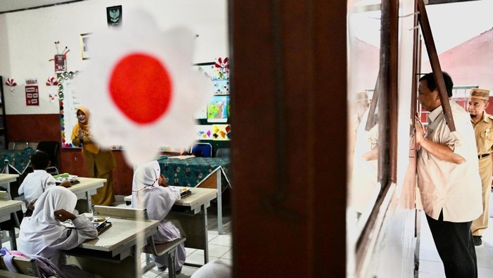 Prabowo Tinjau Makan Bergizi Gratis di Bogor Presiden Prabowo Subianto kembali meninjau pelaksanaan Makan Bergizi Gratis (MBG). Kali ini hal itu dilakukan di Bogor, tepatnya di SDN Kedung Jaya 1 Bogor, Kota Bogor.