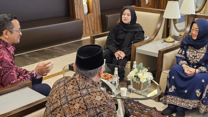 Presiden ke-5 RI Megawati Soekarnoputri tiba di Jeddah, Arab Saudi. Megawati didampingi anak-anaknya yakni Ketua DPR RI Puan Maharani dan Mohamad Rizki Pratama.  (Gibran Maulana/detikcom).