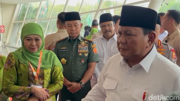 Presiden Prabowo Subianto bersama Khofifah Indar Parawansa usai membuka Kongres ke-XVIII Muslimat NU.