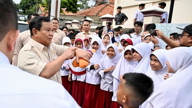 Presiden Prabowo Subianto pada Senin, 10 Februari 2025, mengunjungi SDN Kedung Jaya 1 Bogor, Kota Bogor, Provinsi Jawa Barat, untuk meninjau langsung pelaksanaan program makan bergizi gratis (MBG). (Dok. Biro Pers, Media, dan Informasi Sekretariat Presiden)