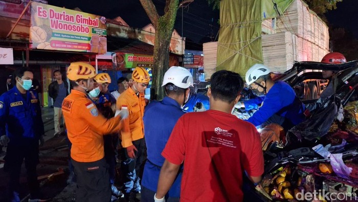 Proses evakuasi korban kecelakaan di Muntilan, Magelang, Senin (10/2/2025).
