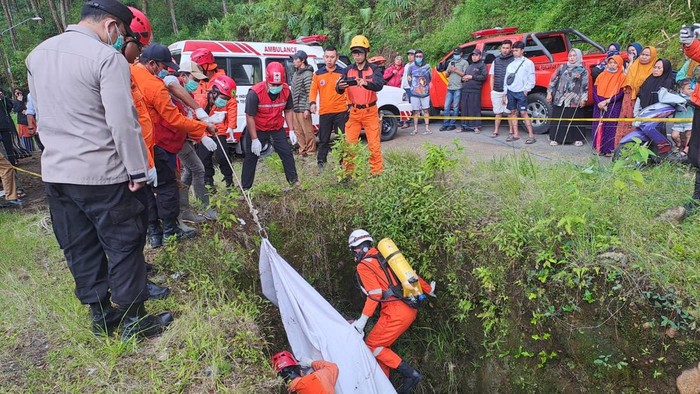 Proses evakuasi mayat di Guci, Tegal, Senin (10/2/2025).