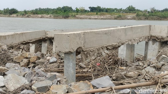 Proyek senilai Rp 40 M di Bojonegoro yang baru seumur jagung, ambruk