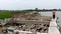 Porak porandanya bangunan ini juga mengakibatkan beton tiang pancang yang menopang tebing, terlepas dan terangkat ke permukaan tanah.