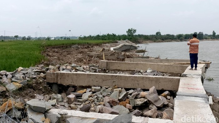 Proyek senilai Rp 40 M di Bojonegoro yang baru seumur jagung, ambruk