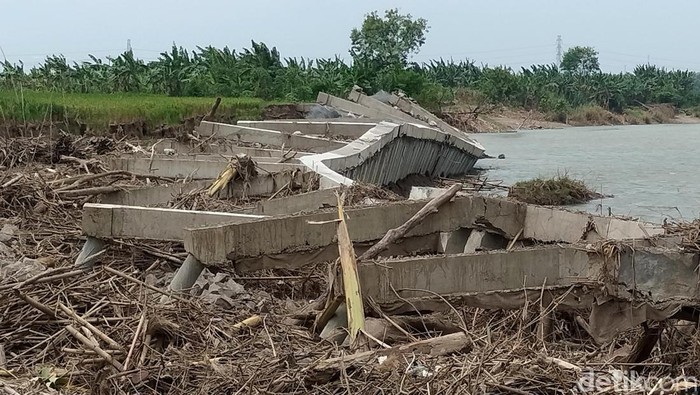 Proyek senilai Rp 40 M di Bojonegoro yang baru seumur jagung, ambruk