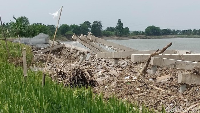 Proyek senilai Rp 40 M di Bojonegoro yang baru seumur jagung, ambruk