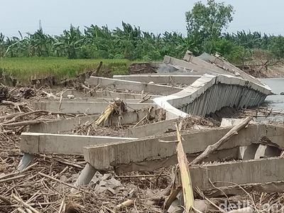 Potret Proyek Bangunan Tebing Bengawan Solo Ambrol