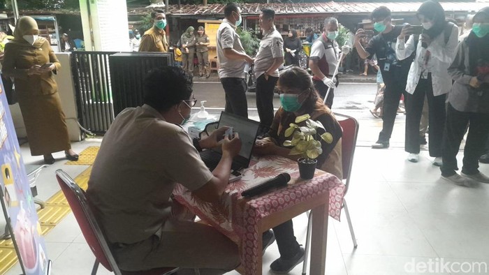 Hari Pertama Cek Kesehatan Gratis di Pulogadung, Warga Dapat Gelang Warna-warni