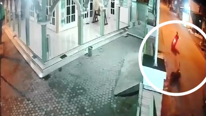 Rekaman CCTV pemotor tewas tabrak masjid di Mojokerto