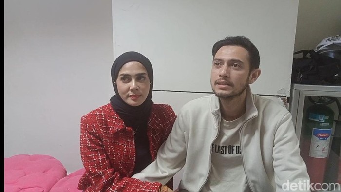 Rifky Balweel dan istri saat ditemui di kawasan Jakarta.