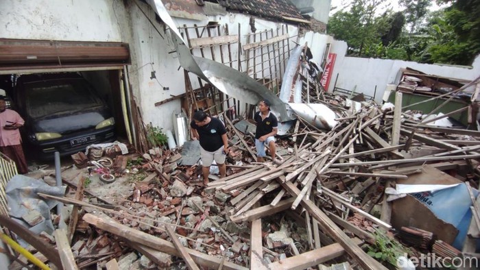Rumah rusak dampak angin kencang di Pasuruan