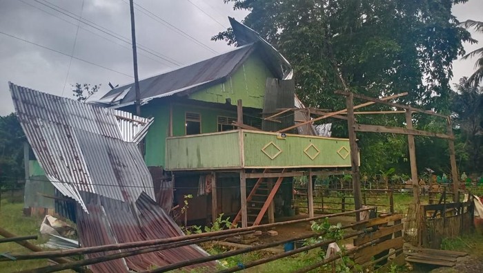 Sebanyak 26 rumah warga di Kabupaten Pangkep, Sulawesi Selatan (Sulsel), rusak setelah diterjang angin puting beliung.