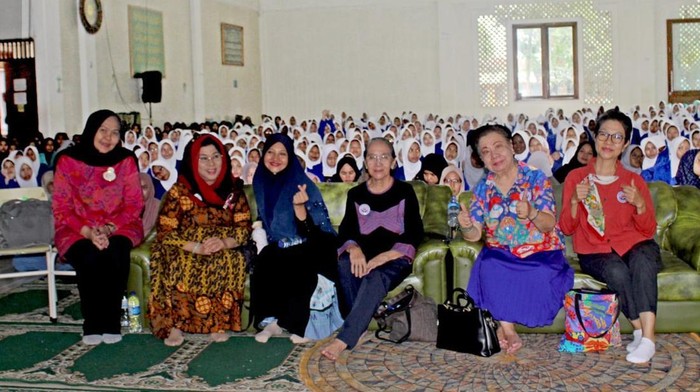 Para santri mendengarkan pemaparan sosialisasi upaya pemeriksaan untuk mendeteksi dini kanker payudara Pondok Pesantren Yayasan Al Ashriyyah Nurul Iman Islamic Boarding School, Bogor, Jawa Barat.