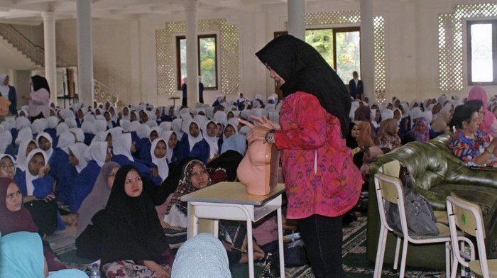 Para santri mendengarkan pemaparan sosialisasi upaya pemeriksaan untuk mendeteksi dini kanker payudara Pondok Pesantren Yayasan Al Ashriyyah Nurul Iman Islamic Boarding School, Bogor, Jawa Barat.